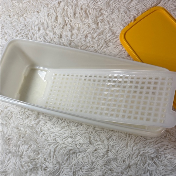Vintage Tupperware Yellow Lid Storage Container - Picture 3 of 4